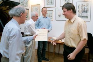 Michal Medzkiewicz receives the diploma of participation in the master course.